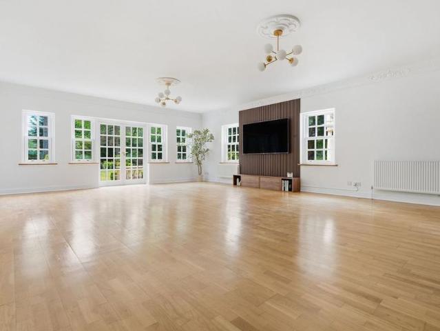 House for rent in Row Town, Surrey