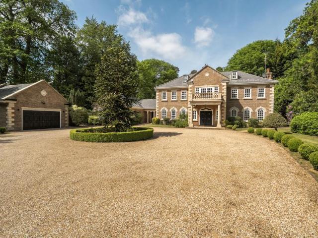 House for rent in Row Town, Surrey