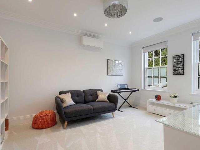 House for rent in Beaconsfield, Knotty Green