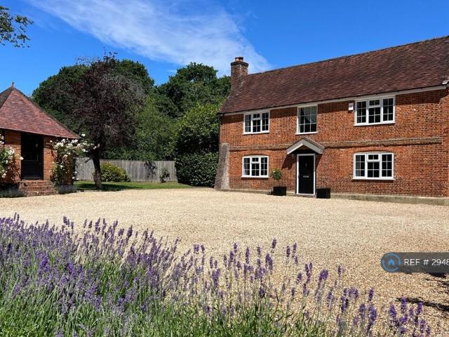 House for rent in Heol-las, Surrey