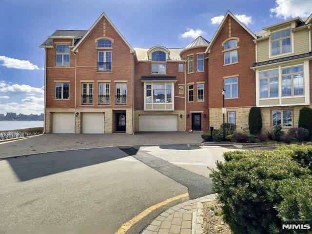 House for sale in Edgewater, New Jersey