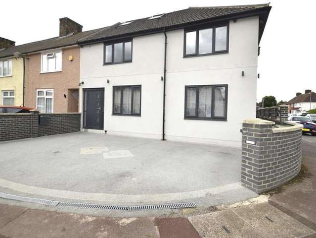 Terraced House for sale in Dagenham, Thames View