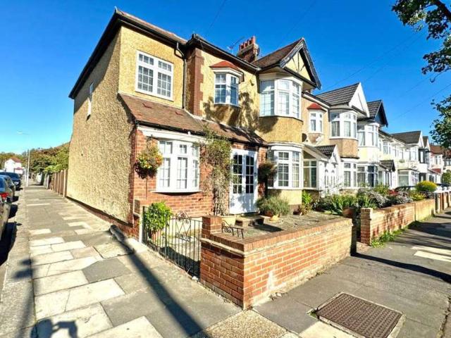 Cottage for sale in Barkingside, Greater London