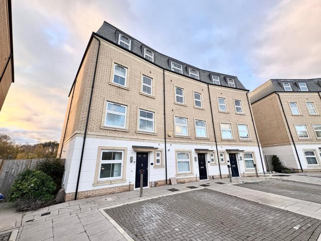 House for rent in Heol-las, Surrey