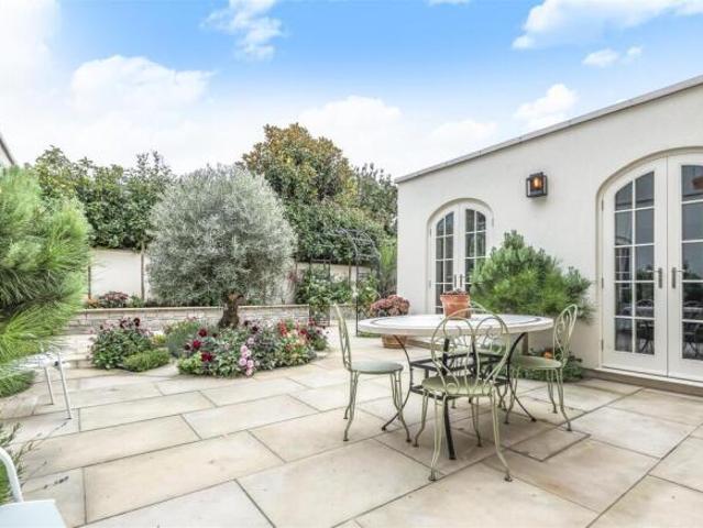 Cottage for rent in Barnes, Greater London