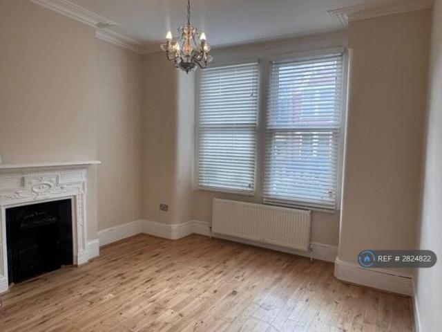 Cottage for rent in Cat Hill, England
