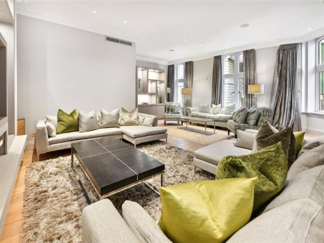 Terraced House for rent in Westminster
