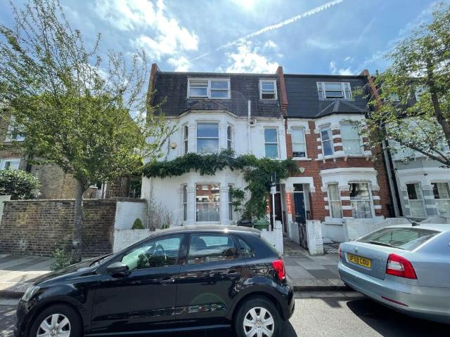 Terraced House for rent in Fulham