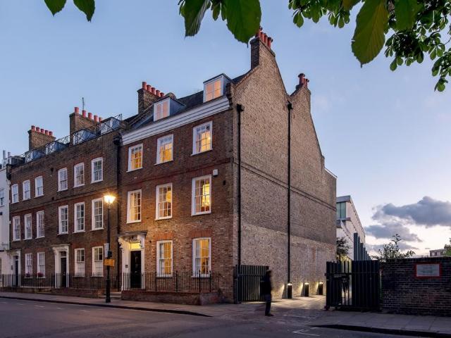 House for sale in East Greenwich, Greater London
