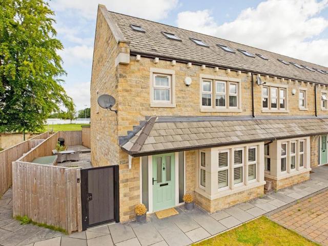 House for sale in Tranmere Park, Guiseley