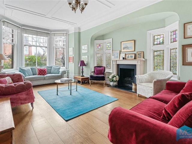House for sale in Muswell Hill, Greater London
