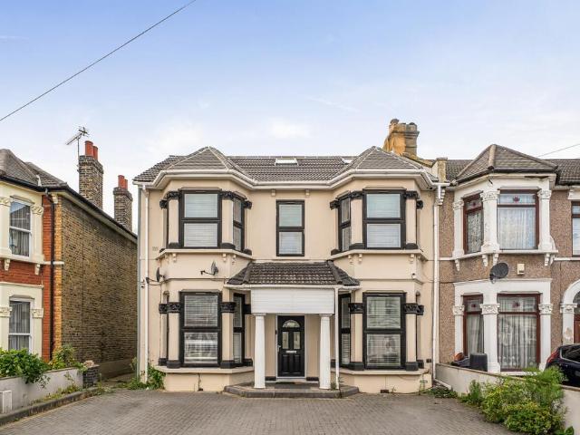 House for sale in Loxford, Greater London