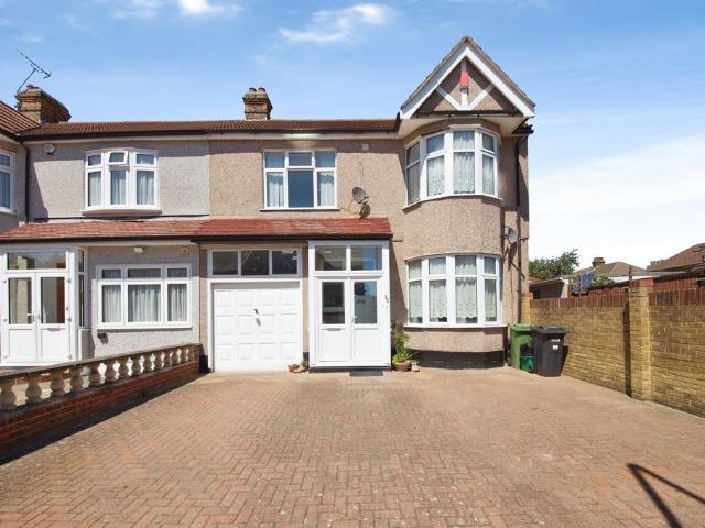 House for sale in Seven Kings, Greater London