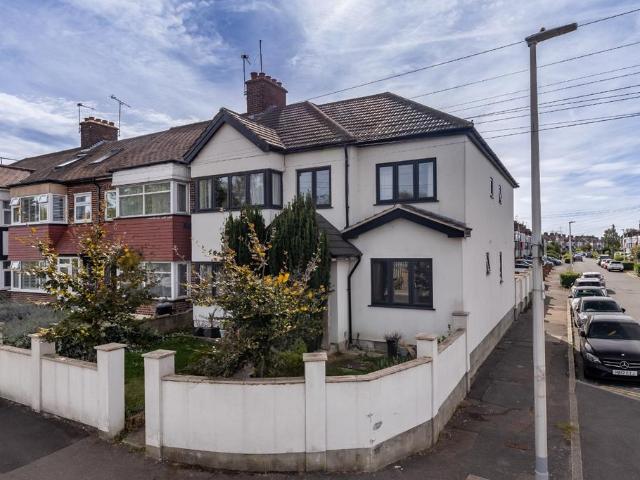 House for sale in London Borough of Redbridge, Greater London