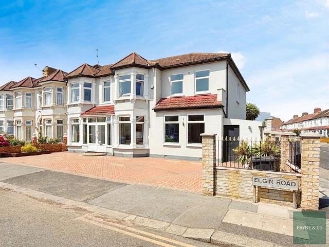 House for sale in Newbury Park, Greater London