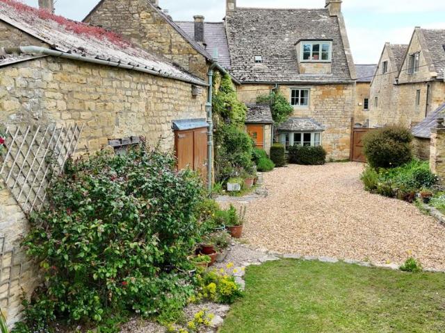 House for sale in Fossebridge, Gloucestershire