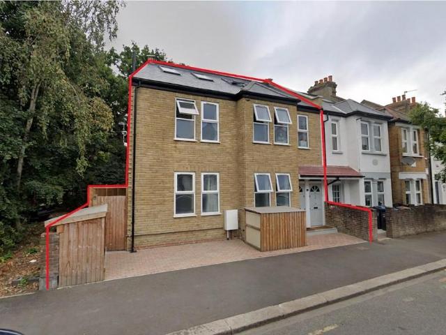 House for sale in The Apostles, Greater London