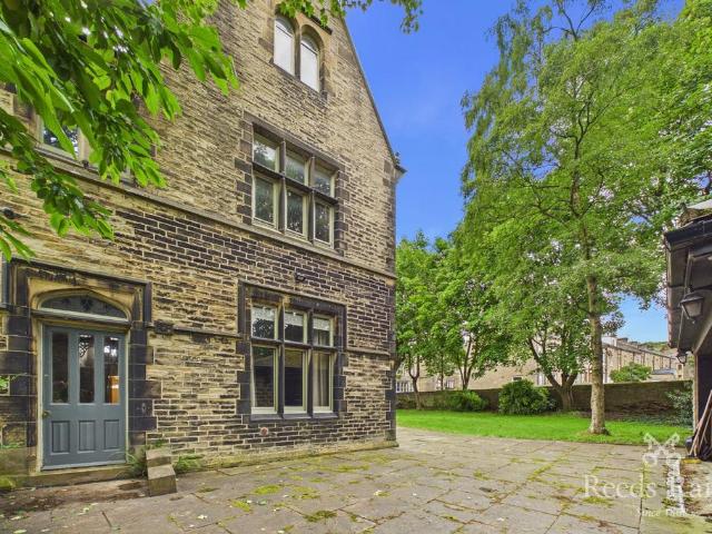House for sale in Akroydon, Halifax