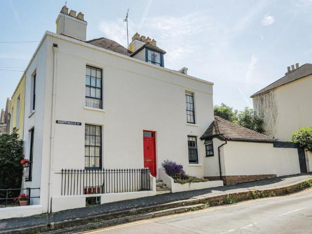 House for sale in Oad Street, Kent
