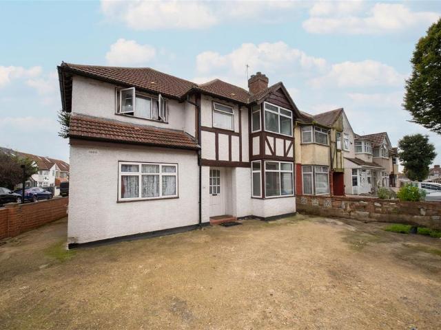 House for sale in London Borough of Ealing, Greenford