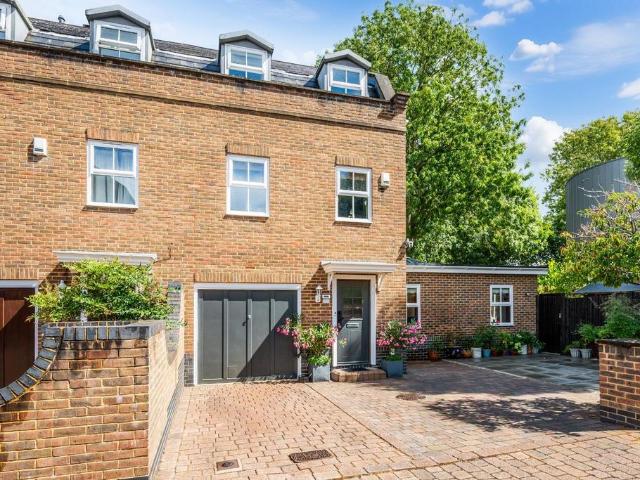 House for sale in Stoneleigh, Ewell