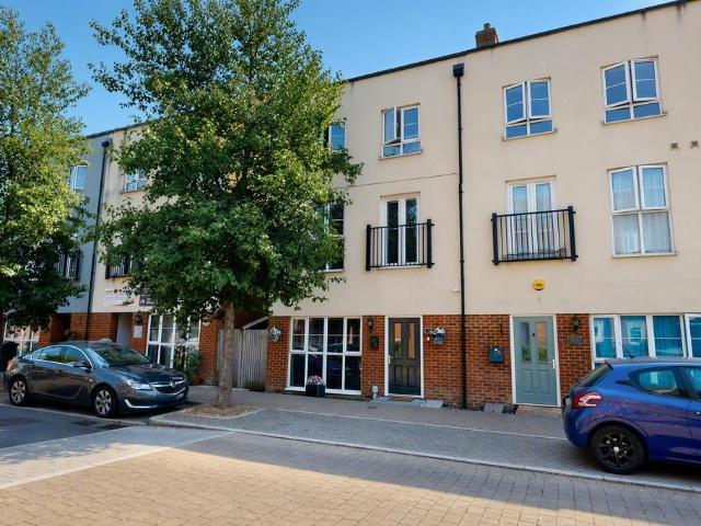 House for sale in Godinton Park, Bridgefield