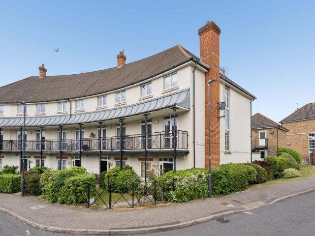 House for sale in Little Stanmore, Greater London