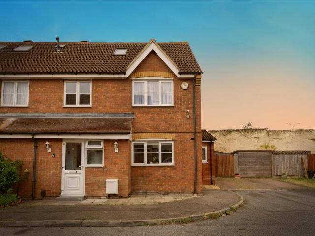 House for sale in Newbury Park, Greater London