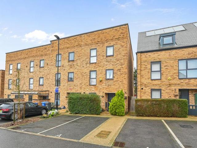 House for sale in Harrow Weald, Greater London