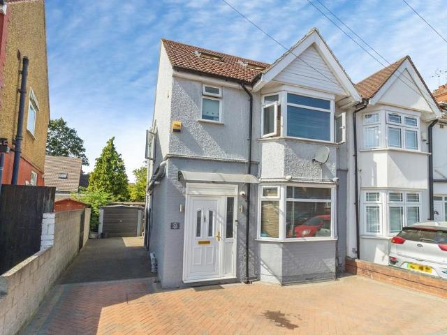 House for sale in Spring Park, Luton
