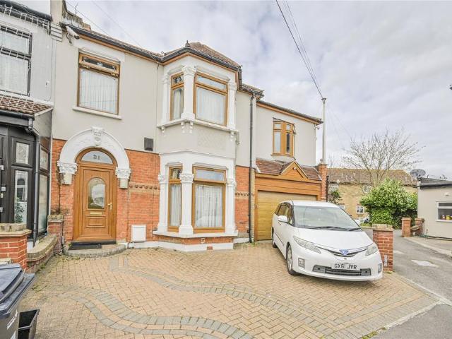 House for sale in Little Heath, Greater London