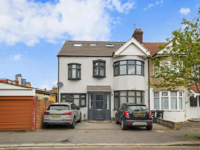 House for sale in Newbury Park, Greater London