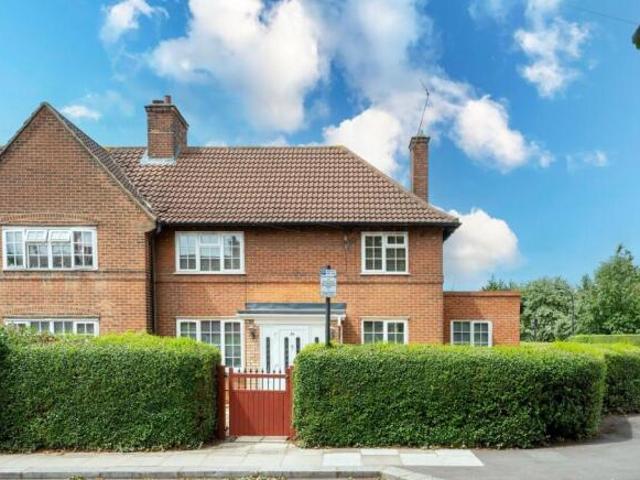 Cottage for sale in Shepherd's Bush, Greater London