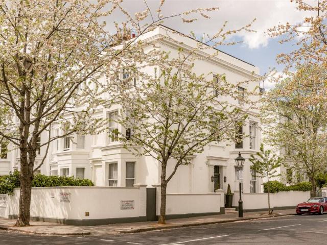 Terraced House for sale in Kensington
