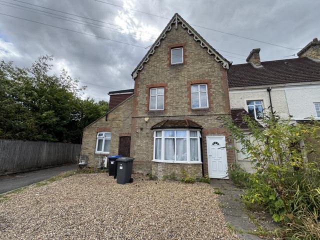 Room for rent in Row Town, Surrey