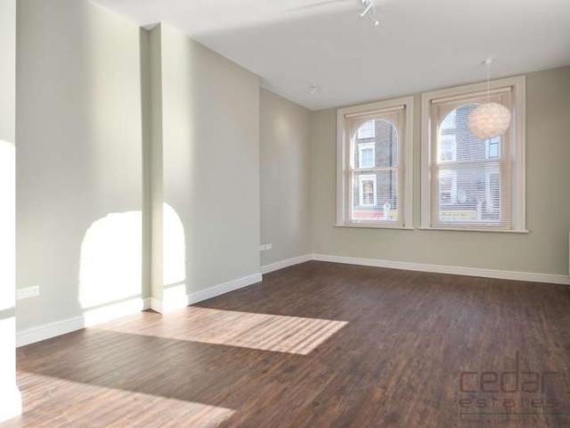 Flat for rent in Queen's Park, Greater London