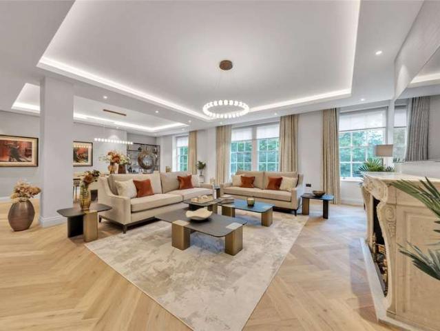 Flat for sale in St. John's Wood, Greater London