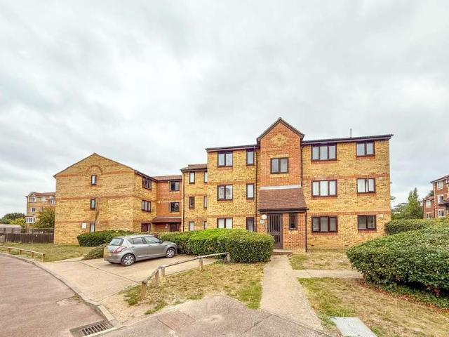 Flat for rent in Holywell Estate, North Watford