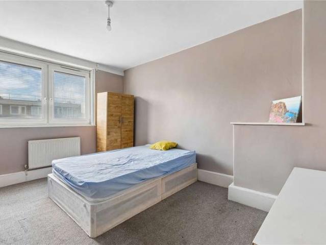 Flat for sale in Furzedown, Greater London