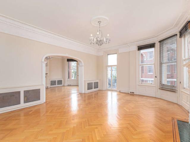 Flat for sale in Kensington, Greater London