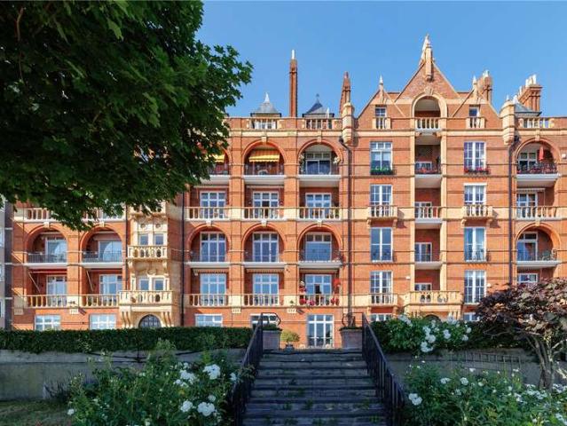 Flat for sale in Fulham, Greater London