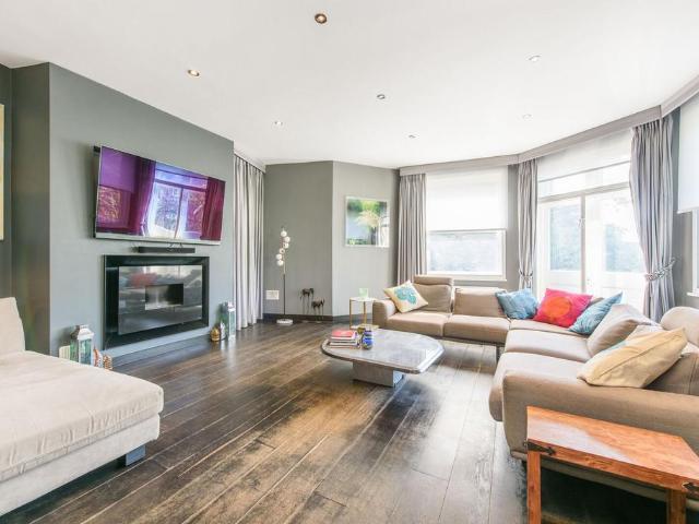 Flat for sale in West Hampstead, Greater London