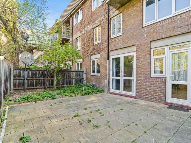 Flat for sale in Southampton Way Estate, Greater London