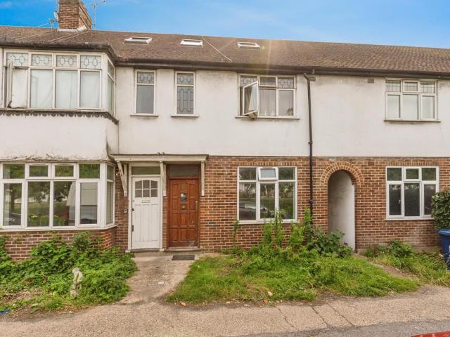 Flat for sale in Mill Hill, Greater London