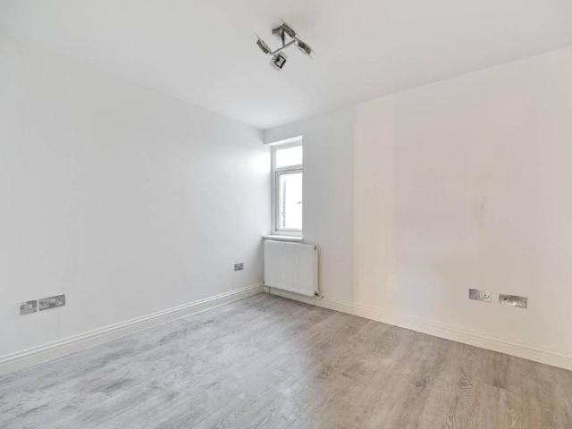Flat for sale in Strawberry Hill, Greater London