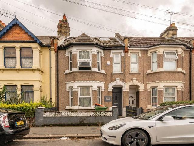 Flat for sale in London Borough of Newham, Greater London
