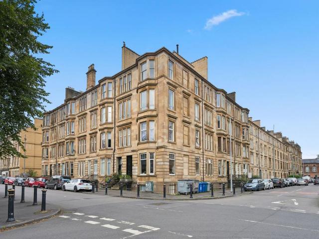 Flat for sale in Crosshill, Scotland