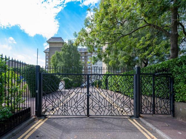 Flat for sale in Belsize Park, Greater London