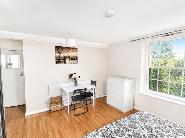 Flat for sale in Bethnal Green, Greater London