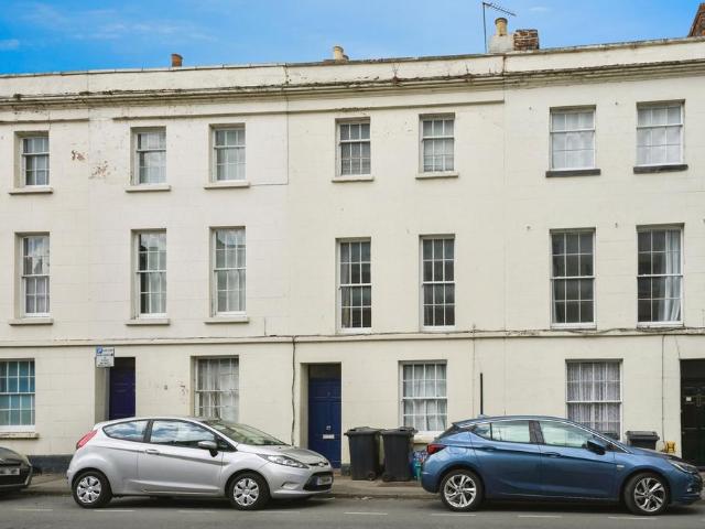Flat for sale in Gloucester, Gloucestershire